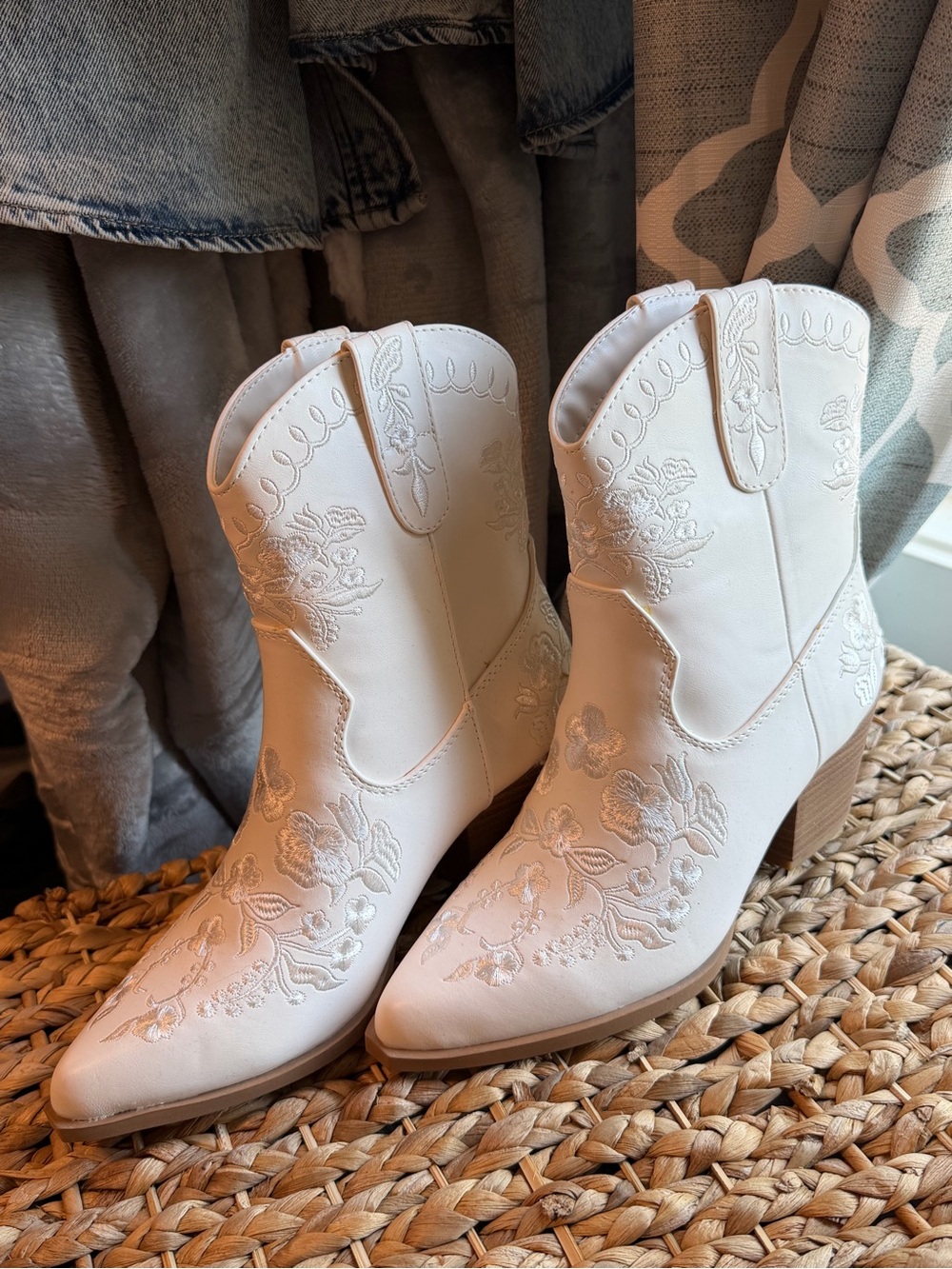 Soda Ivory Embroidered Western Boots - Picture 2 of 8